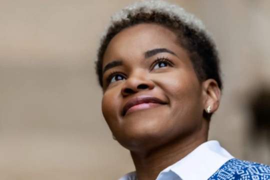 india walton smiling